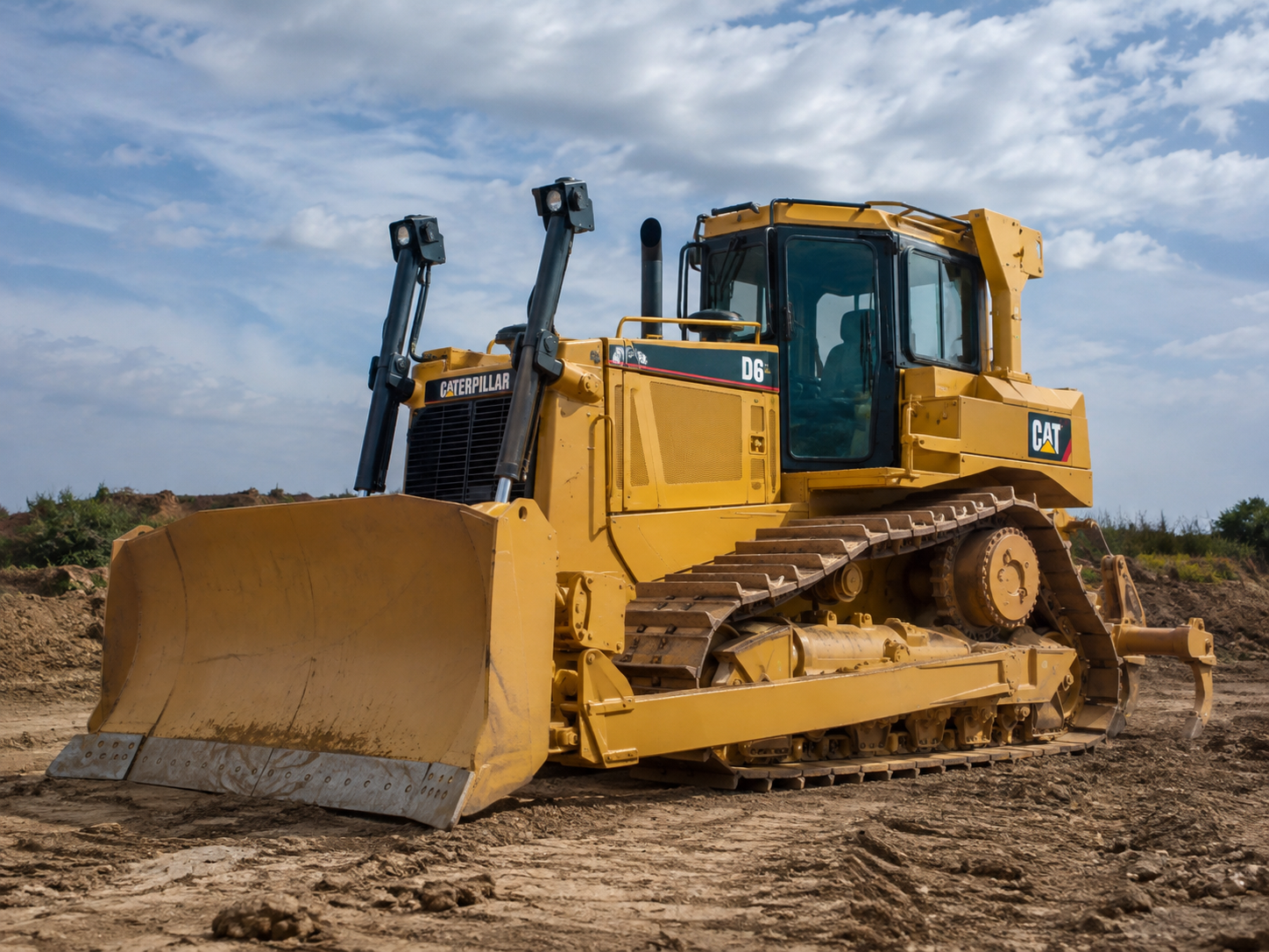 Bulldozer Caterpillar D6 sur un chantier